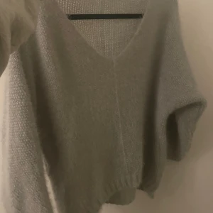 Stickad tröja  - Jätte fin stickad men kommer inte till användning av mig. Bra material skulle chansa på mohair eller likande!❤️ grå blå färg ❤️