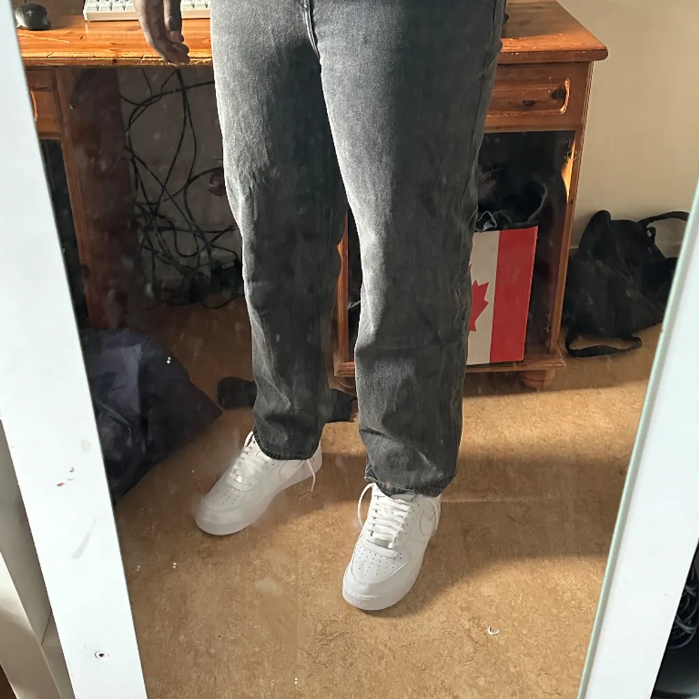 Säljer dessa jeans pga att de är för små och väldigt tajta då jag har stora lår. Under så är det lite trasigt så att de nästan spricker. Men skriv vid bättre pris med tanke på att de går att sy de.. Jeans & Byxor.