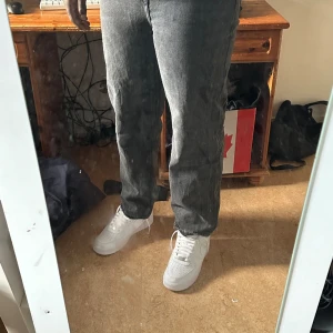 Jeans - Säljer dessa jeans pga att de är för små och väldigt tajta då jag har stora lår. Under så är det lite trasigt så att de nästan spricker. Men skriv vid bättre pris med tanke på att de går att sy de.