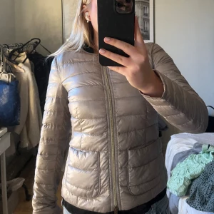 Herno jacka - Äkta herno jacka! Väldigt tunn men passar perfekt till våren. Den är för liten för mig och säljer därför vidare💓