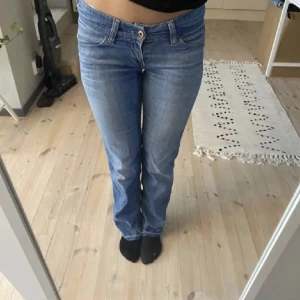  jeans  - Säljer mina Levis jeans som jag köpte här på plick. Det kommer inte till användning längre. Har 34/36 i storleken och det passar jätte bra. Hon på sista bilden är 167 och det går ner till marken 
