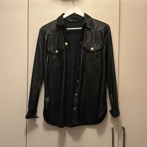 Svartskjorta!!  - Skjorta från zara! Storlek xs
