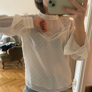 Vit blus - Ett par år gammal, knäppning i nacken. Köper du med instabox skickar jag samma dag🫶🏻