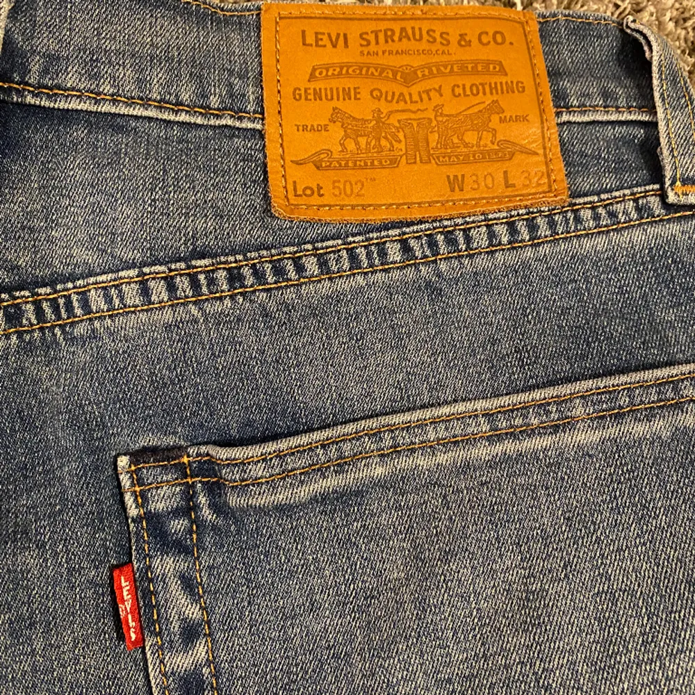 502:or W30 L32, helt oanvända. Modellen är 177cm lång. Nypris ca 1300. Jeans & Byxor.