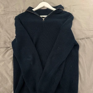 Zara zip - Zara zip, storlek M, navy, pris 200 Sitter större