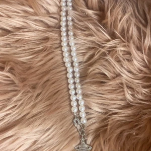 Halsband - Pärlhalsband, rostfritt i silver färg.