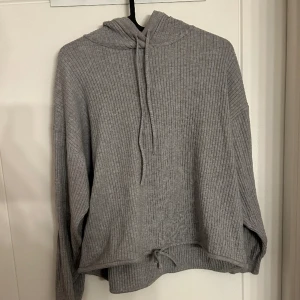 Grå hoddie - Sparsamt använd! Tunnare än en vanlig hoodie men skön att ha hemma