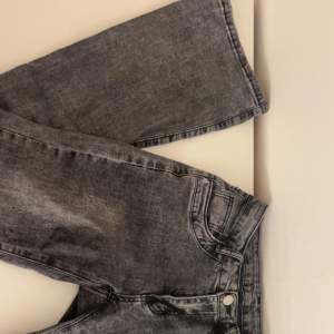 Superfina grå lågmidjade utsvängda jeans, är osäker på storlek men passar mig som vanligtvis har 36 på byxor och är 165 lång. Säljer för att de inte kommer till användning, skriv gärna för fler bilder!