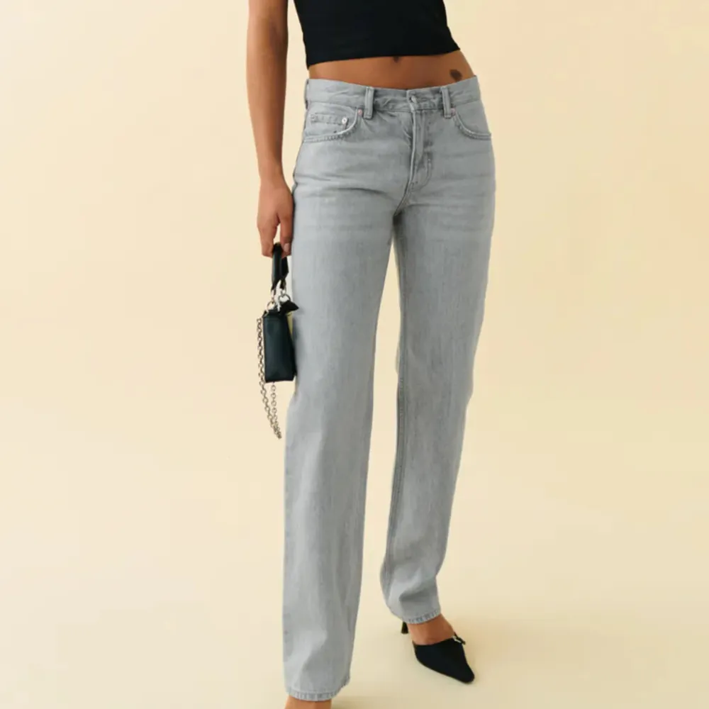 säljer mina fina gråa lågmidjade jeans ifrån gina💕. Jeans & Byxor.