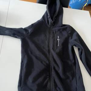 En svart sail racing Hoodie i storleken 170. Den är i ganska bra skick 