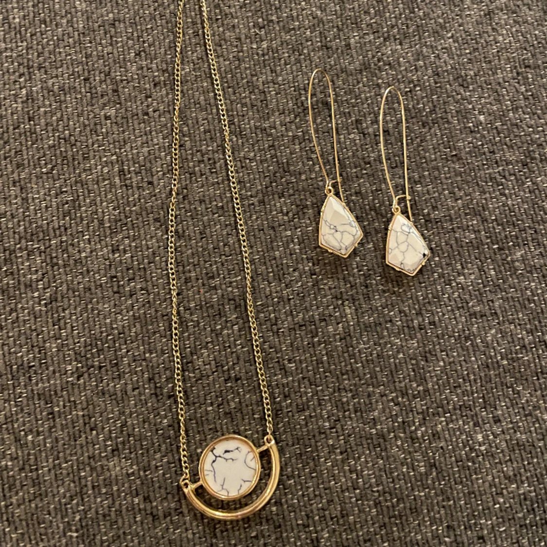 Ser halsband o örhängen