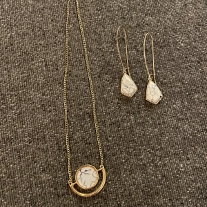 Ser halsband o örhängen - Ett fint set med halsband o örhängen som passar fint ihopa i marmor färg o mönster. Guldfärgat