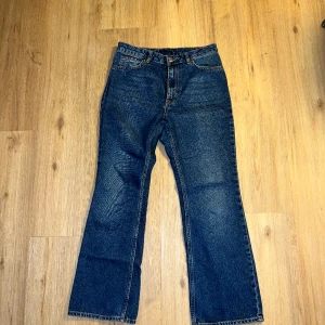 Snygga hårda jeans från Monki - Helt nya