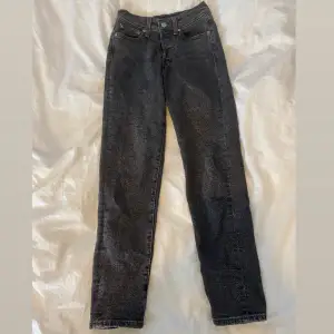 Säljer dessa jeans från Levi’s då de är för små och inte kommer till användning. Är väl använda men i bra skick. 