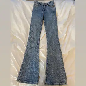 Säljer dessa bootcut jeans från bikbok då de blivit för små. Är i bra skick då de knappt är använda. 