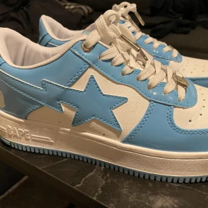 Ljusblå bapestas str 42 - Ingen box då jag köpte dem begagnade, använd fåtal gånger så dem är i väldigt bra skick