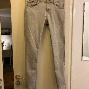 Säljer dessa jeans pga för små, Jeansen är i grymt skick. Storleken är i 16år men skulle säga att dem sitter som 29 i midja och 30 i längd. Ny pris 749 mitt pris 399