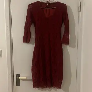 Röd spets klänning köpt från Cubus för länge sedan. Är precis över knäna och är figur sydd. Den är insydd vid ryggen men går enkelt att sprätta upp ifall önskat. Köpt på Cubus i storlek XS.