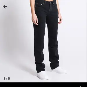 Svarta jeans ifrån Lager 157 i modellen ”icon” uppklippta så passar mig som är ungefär 1,61 💓