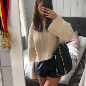 Zara hoodie - Säljer min superfina stickade hoodie från zara! Endast använd ca 4 gånger så den är i fint skick! Skriv för fler bilder!☺️