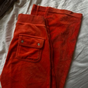 Juicy couture byxor  - Säljer dessa orange/röda juicy couture mjukisbyxor som är i väldigt fint skick. 