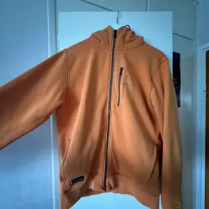 Tja, säljer en fin Sail racing hoodie. Den är storlek m i färgen orange. 