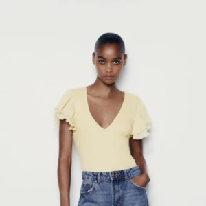 Sommar topp - LJUS GUL sommar topp från Zara. Slutsåld på hemsidan. Säljer då jag inte hann retunera. Det är en body. Eftersom den är slutsåld på hemsidan fanns endast bilderna med svart färg kvar men det är den första bilden! Fullpris 259kr