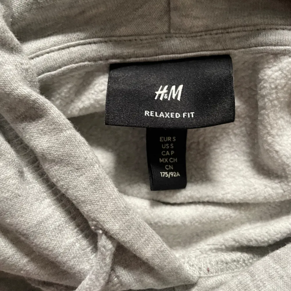 Grå H&M hoodie i ”relaxed fit” storlek small. 75% bomull, 22% polyester, 3% viskos blend. Blank grå hoodie. För mått/fler bilder skriv privat.. Hoodies.