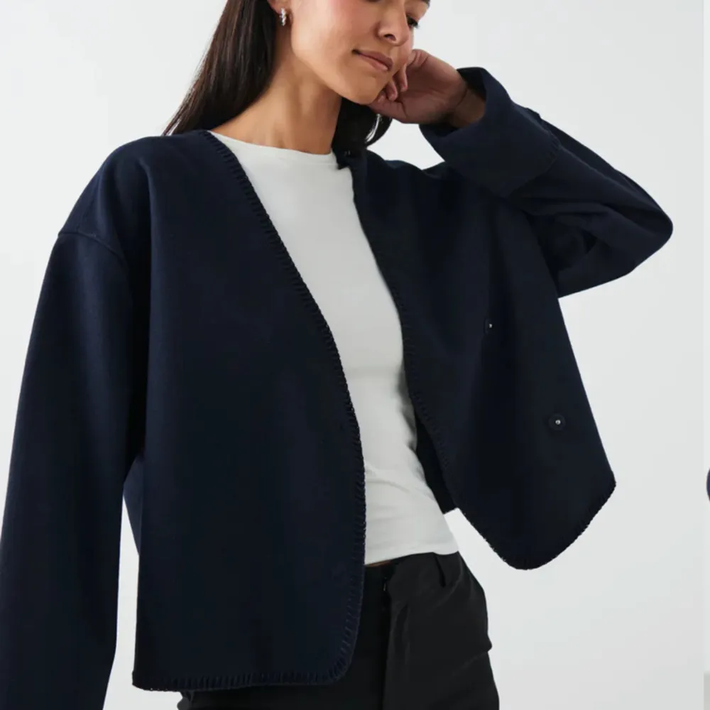 Marinblå blanket stitch jacket från Gina  Storlek S, använd 1 gång  280 kr. Tröjor & Koftor.