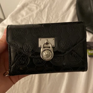 Fin plånbok från michal kors - Nypris runt 1200 knappt använd de är en gammal modell tror inte se säljs längre