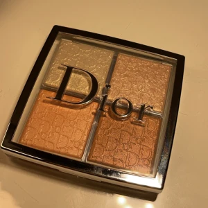 Dior backstage glow face palette  - Säljer min fina dior bacstage palette. Jag har aldrig använt den utan den ligger bara i min sminklådan. Org pris 600kr. Köpt från kicks