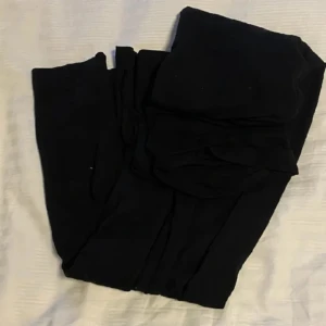 Noelle Yoga Pants - Yogapants från Lager 157, som har en hög midja fast möjlighet till att rulla ner till lågmidjat. Storlek M, men har sytt upp dem lite i benen då de är för långa för mig. 