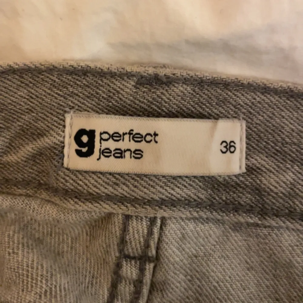 Low waist straight jeans från Gina🫶🏼passar mig som är 168🫶🏼(säljer även ett par ljusblåa och toppen på bilden). Jeans & Byxor.
