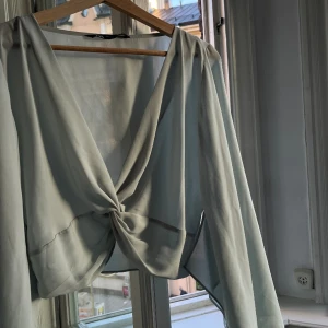 Zara blus - Blå/grön blus med vida ärmar. Använd en gång för ett fotoprojekt så i princip i nyskick! Storlek S