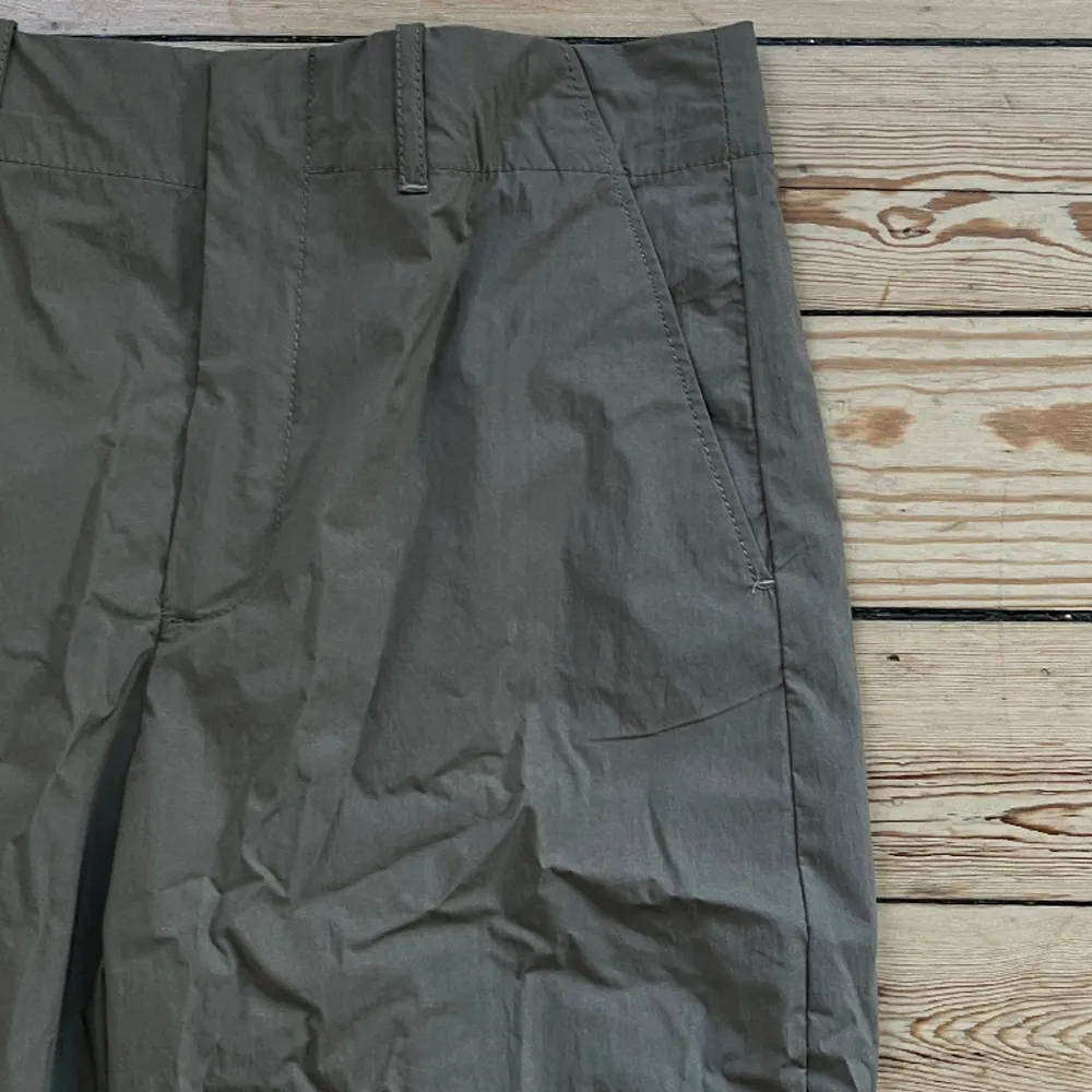 Straight-leg byxor i ljus khaki. Använd en gång för ett fotoprojekt så i princip i nyskick!  Storlek S. Jeans & Byxor.