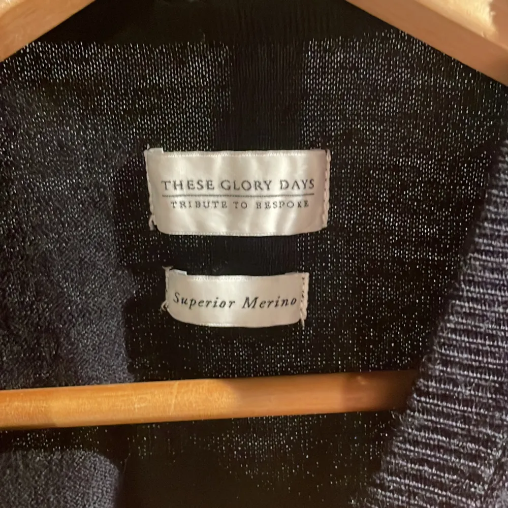 Säljer en snygg och stilren merino ull tröja. Tröjan passar både S och M. Nypris: 900 kr . Accessoarer.