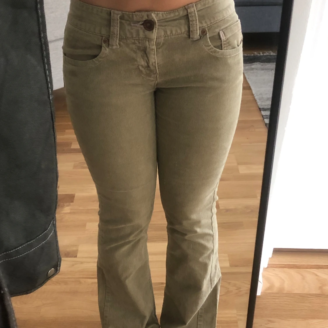 Lågmidjade utsvängda byxor