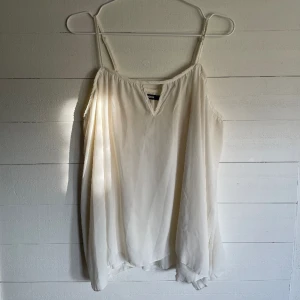 Transparent blus - Blus/topp i transparent material med vida ärmar, superfin! Väl använd men i gott skick. Från bikbok i storlek S men skulle säga mer M.