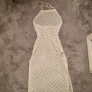 Klänning cover up - Cover up vit klänning som passar perfekt för sommaren vid stranden. Använt bara 1 gång och är i perfekt skick. Passar XS/S/M