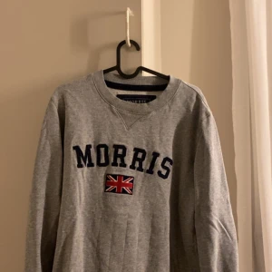 Morris tröja  - Säljer min fina Morris tröja, använder ej för att den inte passar längre, perfekt tröja att sätta på sig på en sen sommar kväll🤗