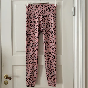 Träningstights  - Träningstights från SOC i storlek S. Rosa och svart leopardmönster. Går att dra åt i midjan. Aldrig använda, i nyskick. Bara att fråga om det är något du undrar! Kan mötas på Järntorget i Göteborg eller skicka, köparen står för frakt.