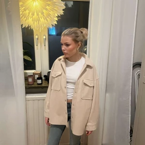 Beige kappa zara - Beige kapp från Zara i nyskick, storlek S