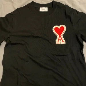 AMI PARIS T-shirt - Säljer en AMI Paris svart oversized logo coeur t-shirt  Storlek M Skick 9.5/10 Om du har frågor tveka inte!