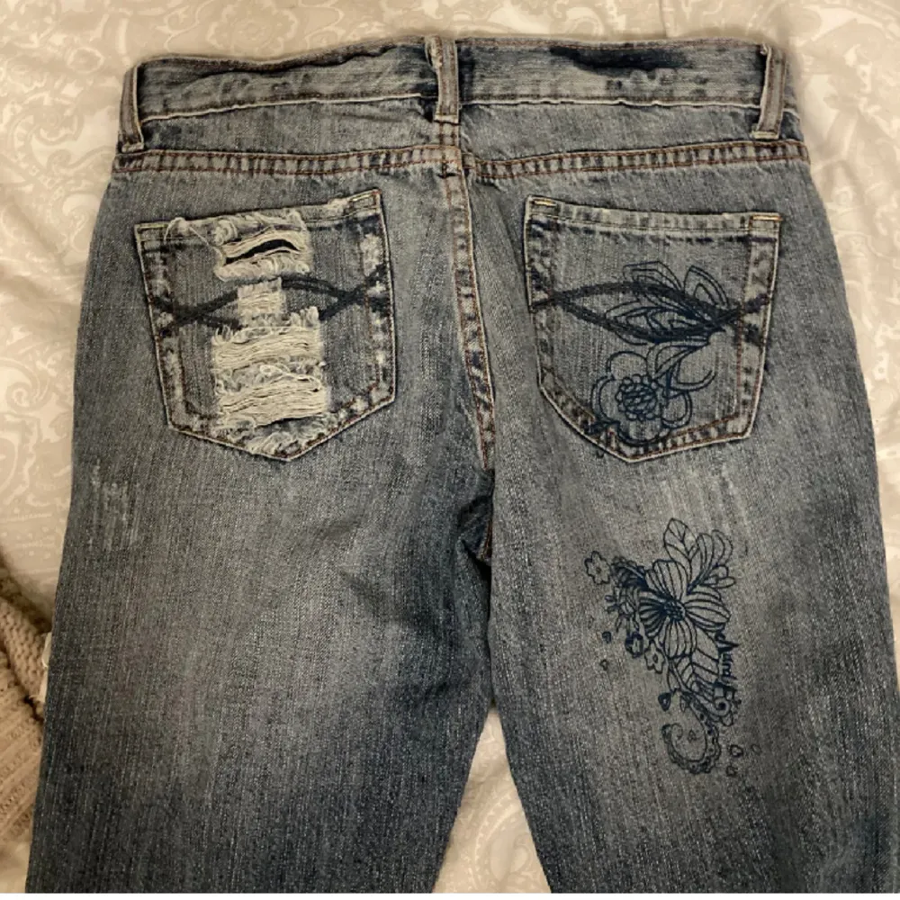 As coola Abercrombie & fitch jeans med så fint mönster, säljer pga tyvärr försmå 🙏🏼🩷. Jeans & Byxor.