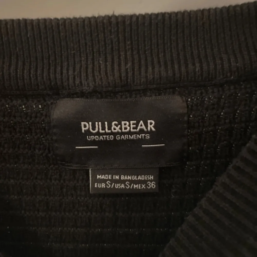 Snygg och fräsch Pull & Bear sweatshirt med textur.. Tröjor & Koftor.