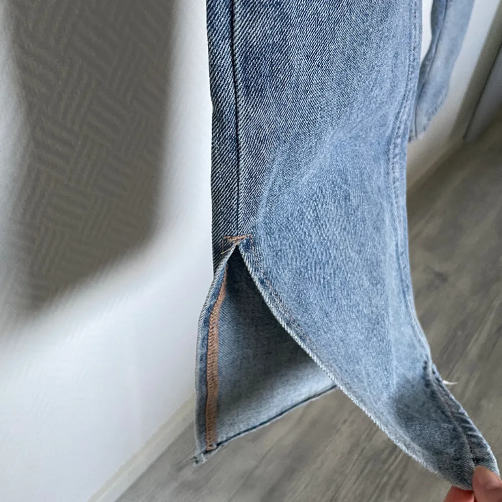 Mid waist jeans med slit. De är lite långa för mig som är 165cm. Fler bilder kan ges om så behövs. ❤️. Jeans & Byxor.