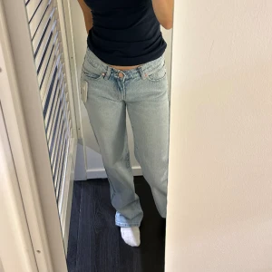 Abrand Jeans - Skitsnygga jeans ifrån Abrand. Köpta för ca 1200kr. Superfint skick, använda fåtal gånger. Köpte i somras men inte min stil längre. Raka i modellen och lågmidjade. Fin ljusblå färg. Storlek 24/23. Jag är 160 ca.