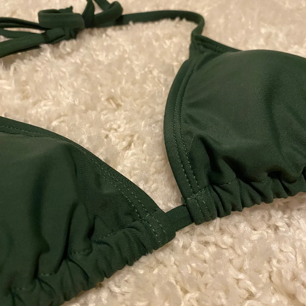En jättefin mörkgrön bikini från Shein. Aldrig användt så är i nyskick💗 ordinarie pris: 119 kr💗. Övrigt.