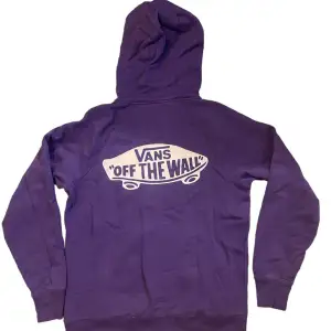 en snygg lila vans hoodie, nypris runt 700kr och säljs för 249kr.