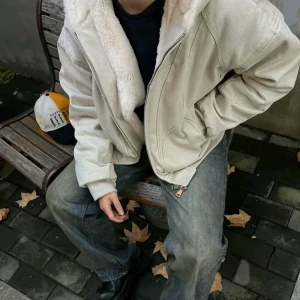 Y2K Päls Jacka  - Inte äkta päls, extremt mjuk och len. Har använt jackan några gånger, sitter skit bra, cropped o boxy fit. Hmu för fler frågor